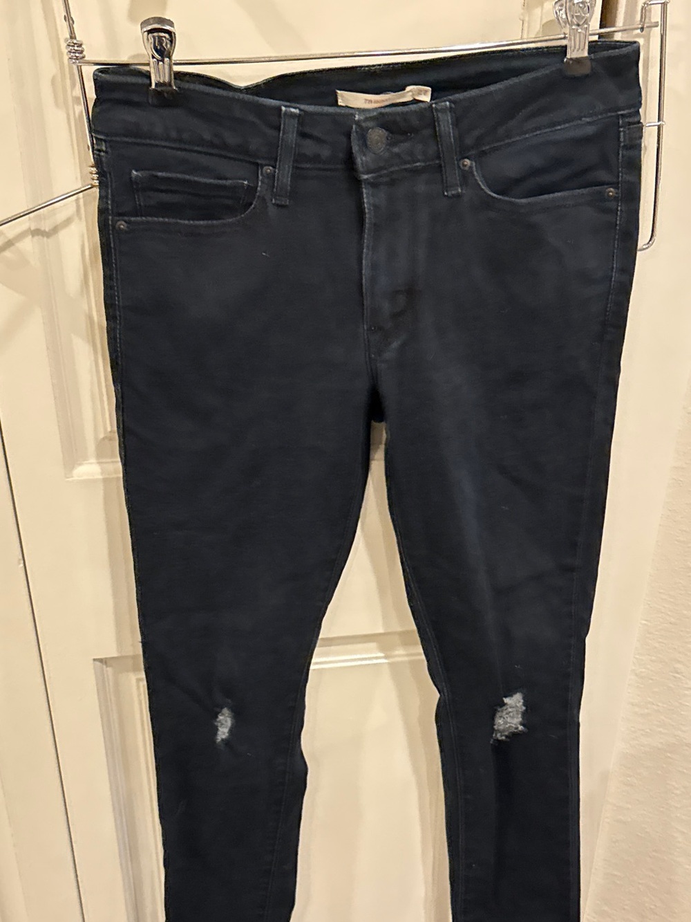Women’s Levi’s 711 size 27 Dark Blue Skinny Jeans with Knee Distress